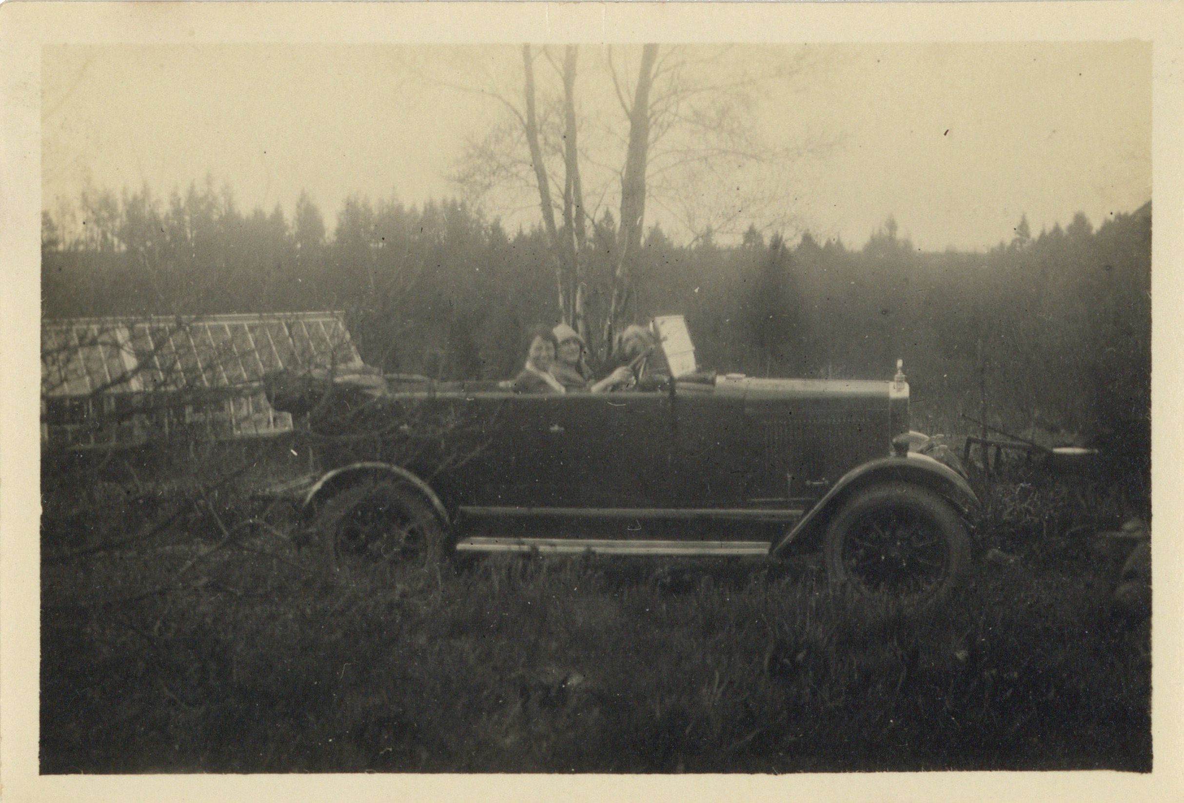 Photograph of Ethel Williams and two other ladies in a car