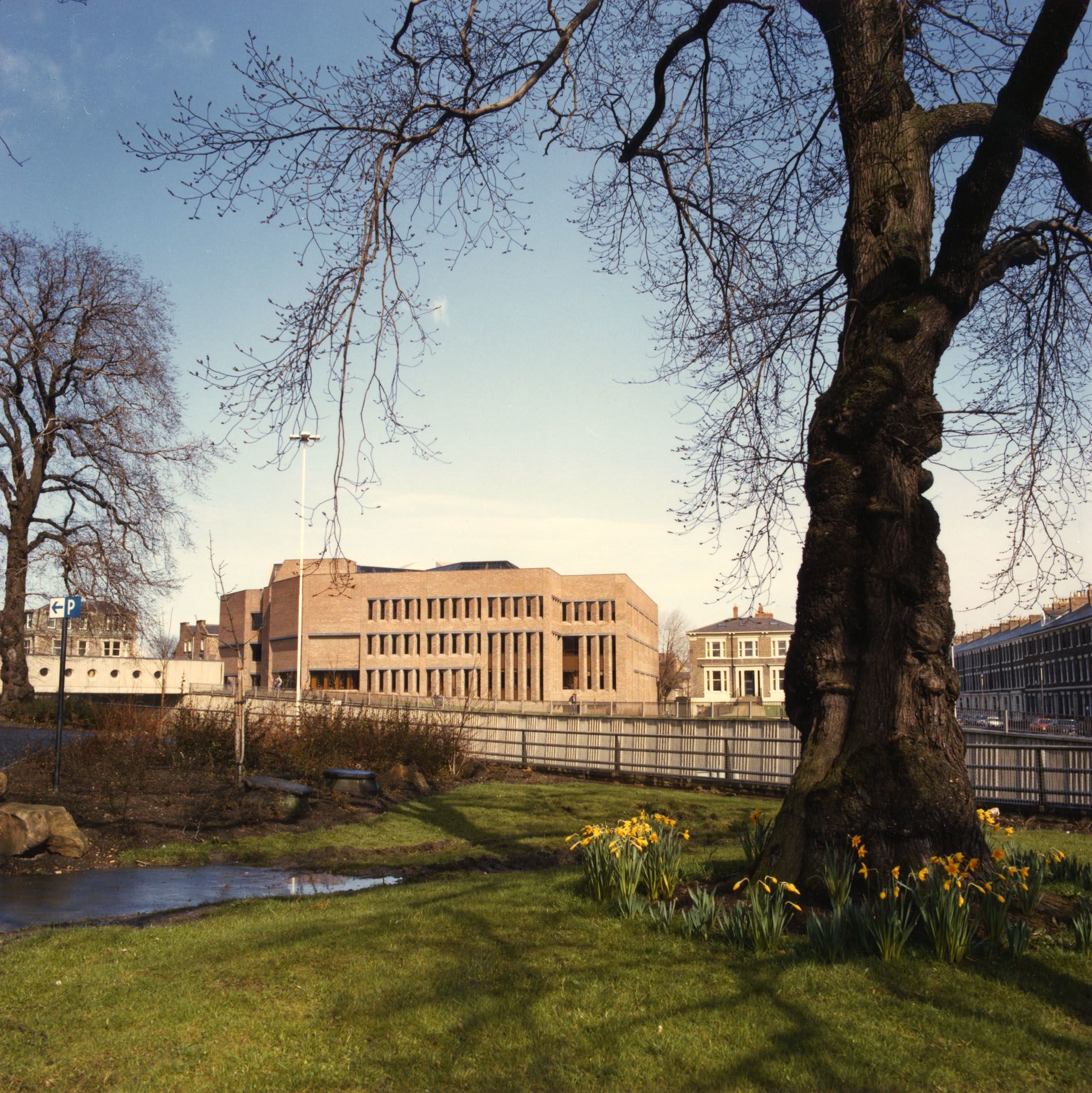 External view of Philip Robinson Library from the Hancock Museum in 1985