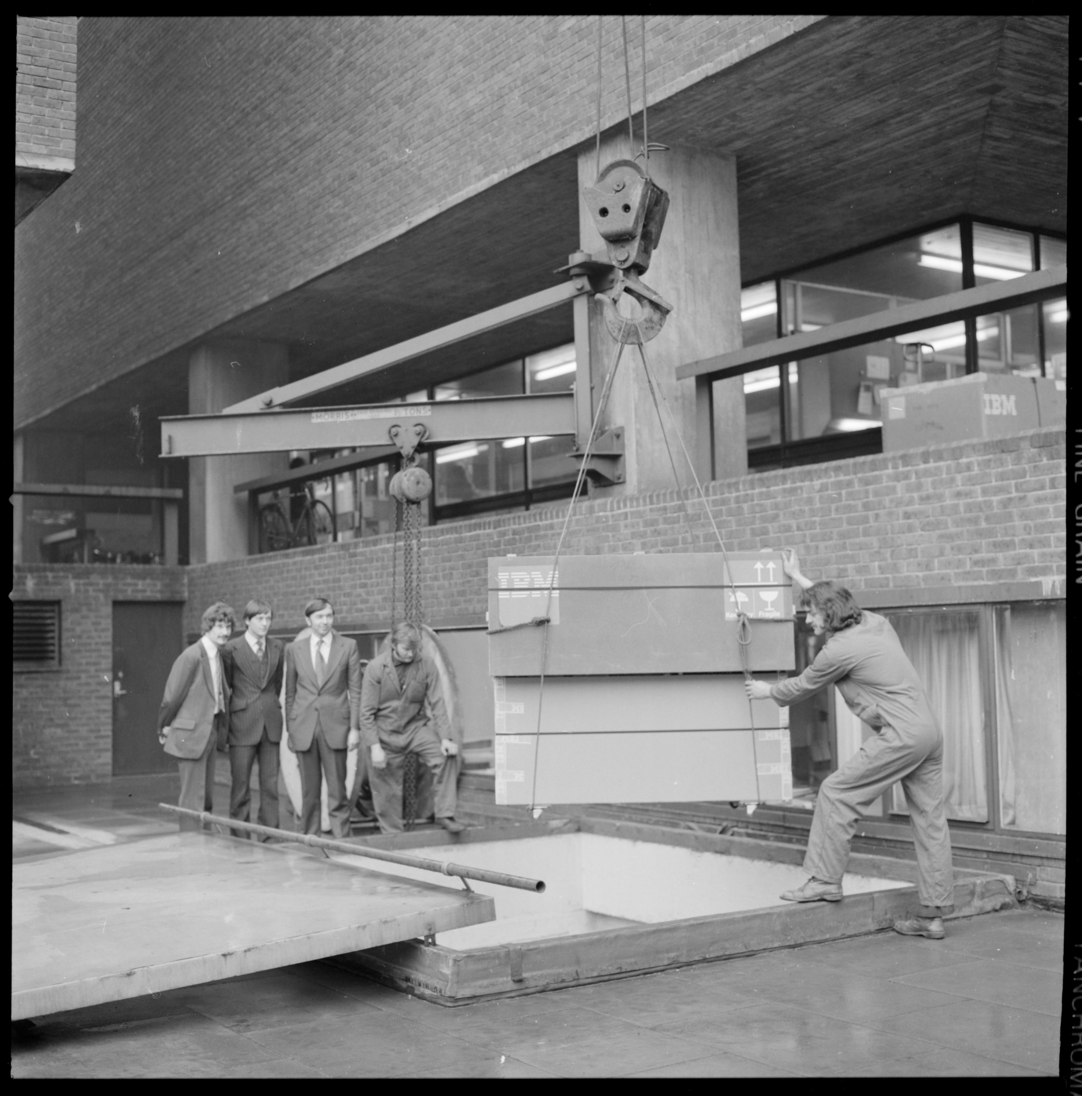 Photograph of the new computer craned into computer lab, 1974. NUA/D/101299/01.