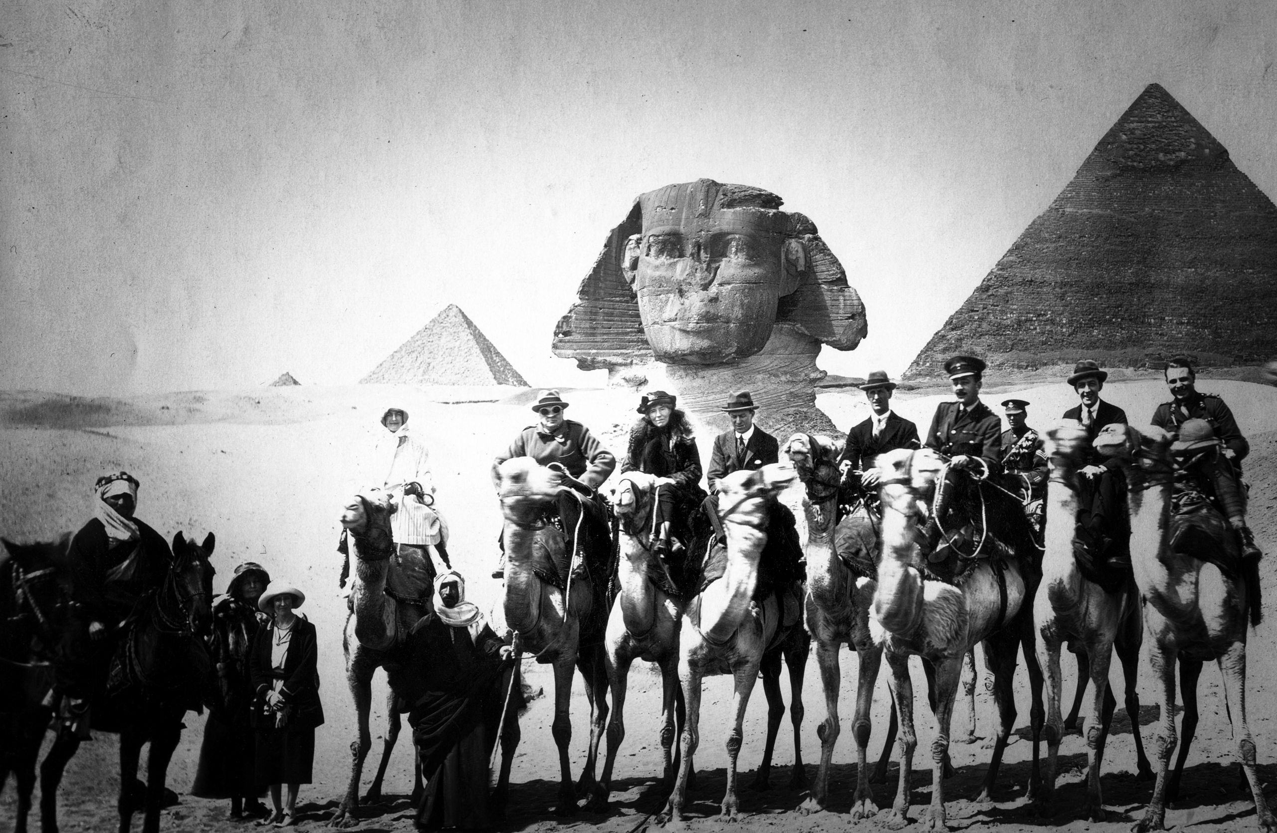 Gertrude Bell among high ranking officials in front of the pyramids and sphinx. 